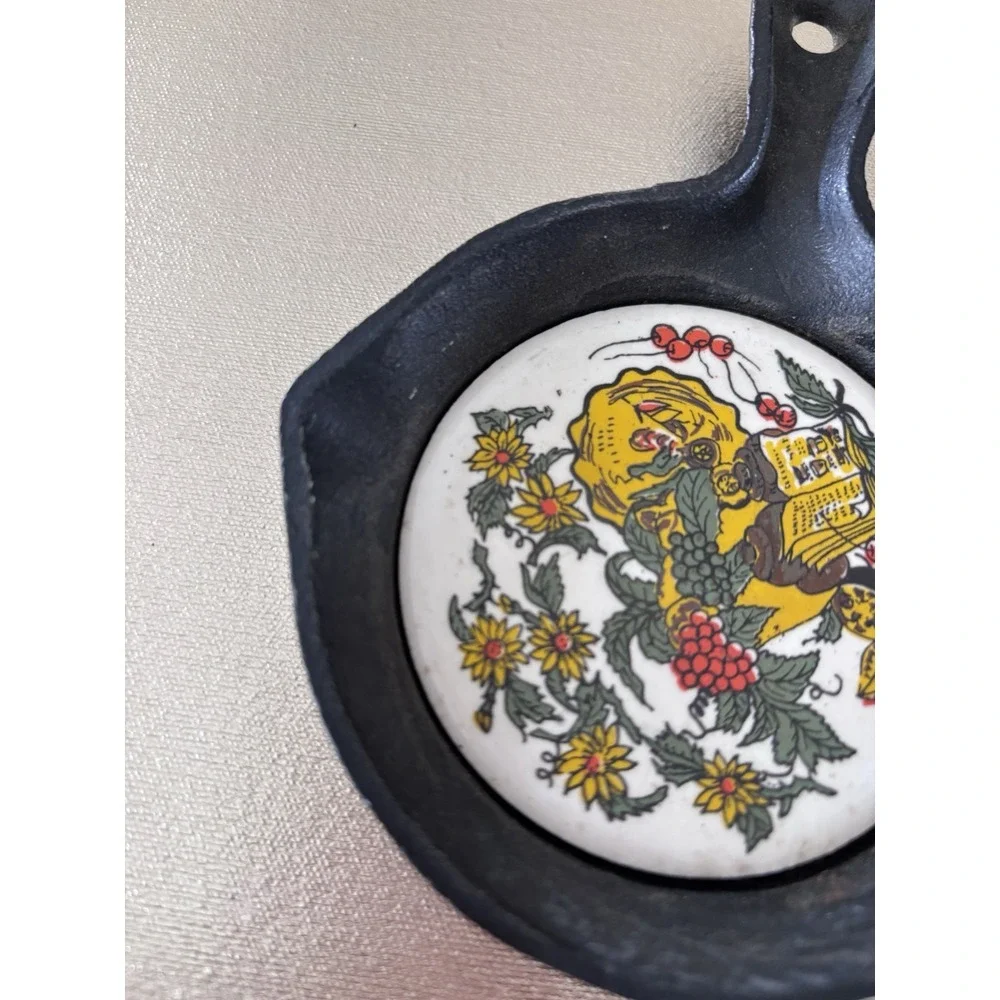 Vintage Souvenir Miniature‎ Cast-Iron Skillet With Ceramic Plate Ashtray. 3110